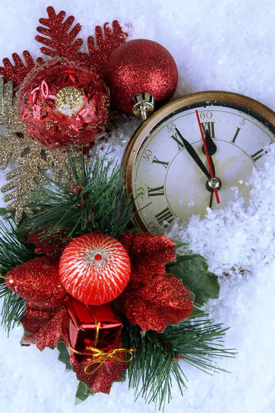 Relógio e decorações de Natal sob neve perto — Fotografia de Stock