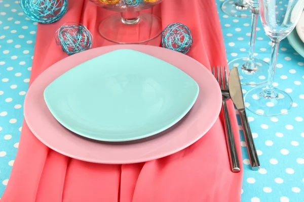 Стол с красочной посудой крупным планом — стоковое фото
