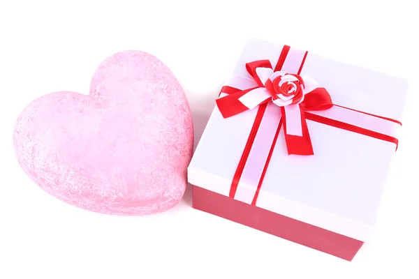 Confezione regalo e cuore decorativo, isolato su bianco — Foto Stock