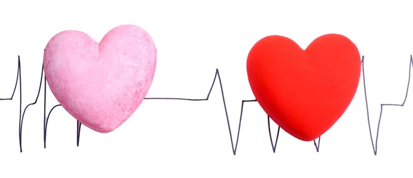 Сердца на фоне кардиограммы, изолированные на белом — стоковое фото