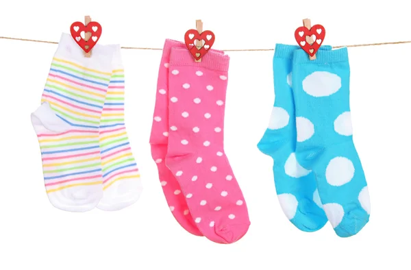 Socken hängen an der Wäscheleine isoliert auf weiß — Stockfoto