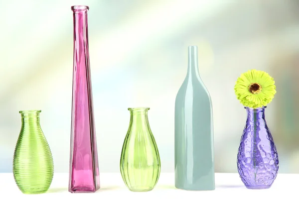 Diferentes vasos decorativos na prateleira no fundo claro — Fotografia de Stock
