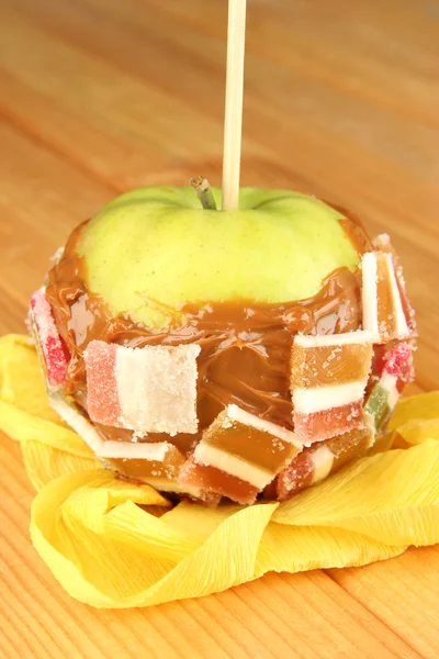 Manzana enlatada en palo sobre mesa de madera — Foto de Stock