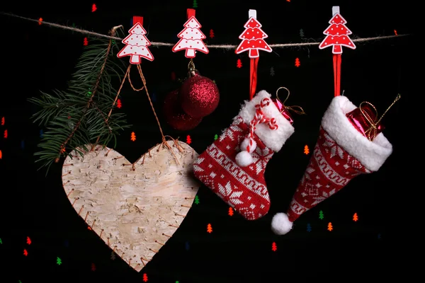 Kerst accessoires op zwarte achtergrond met verlichting — Stockfoto