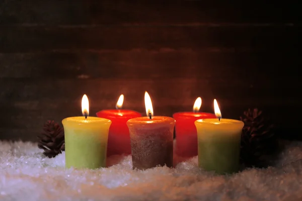 Velas encendidas sobre fondo de madera — Foto de Stock