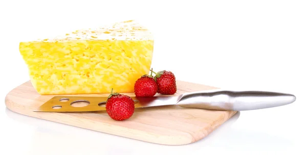 Queijo saboroso e bagas em tábua de madeira isolada em branco — Fotografia de Stock