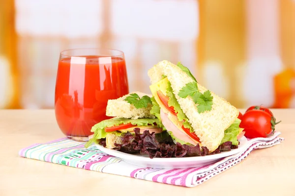 Sandwichs frais et savoureux sur assiette sur table sur fond clair — Photo