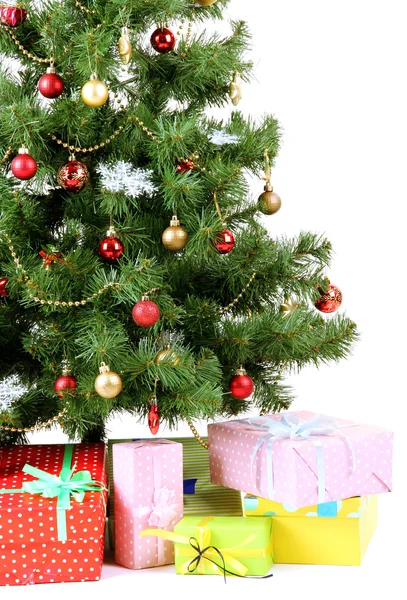 Gedecoreerde kerstboom met geschenken geïsoleerd op wit — Stockfoto