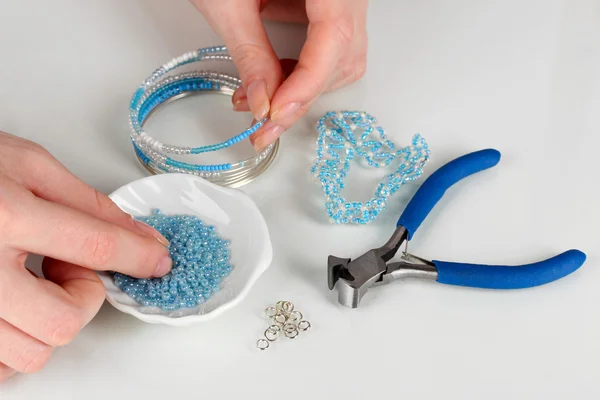 Manos haciendo la costura aisladas en blanco —  Fotos de Stock