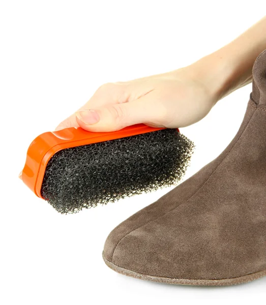 Ruka s kartáčem, čištění semišové boty, izolované na bílém — Stock fotografie
