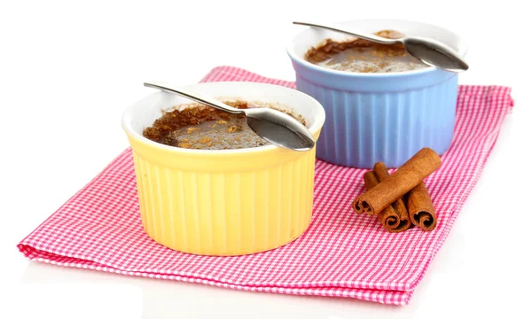 Pudim de chocolate em tigelas para assar isolado em branco — Fotografia de Stock