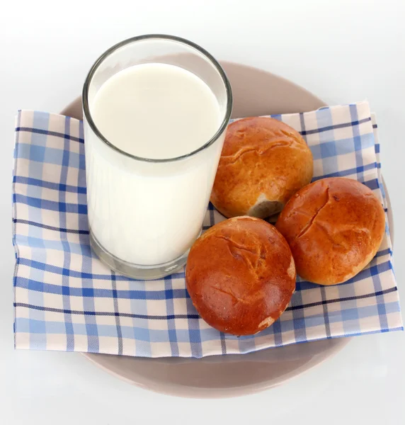 Ekmek ekmek ve bir bardak süt beyaz izole — Stok fotoğraf