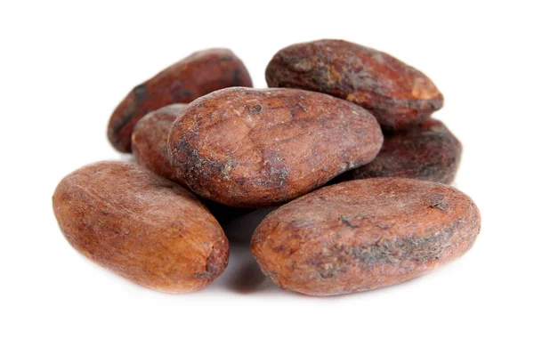 Frijoles de cacao aislados en blanco — Foto de Stock