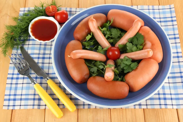 Embutidos, verduras, tomate en plato sobre mesa de madera — Foto de Stock