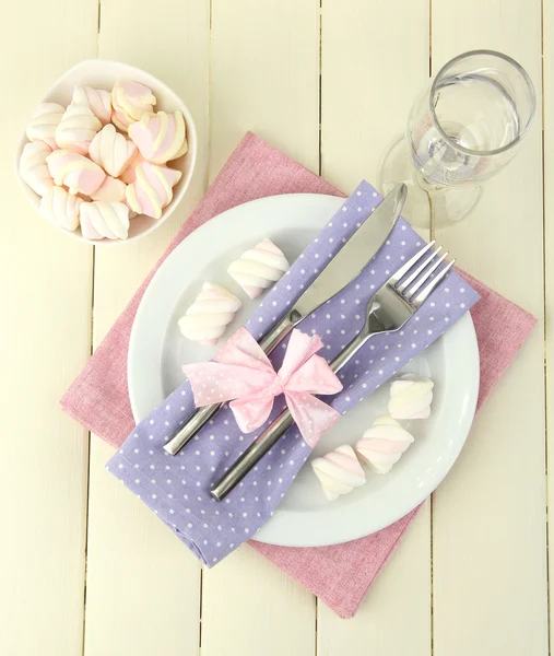 Table setting in violet and pink tones on color wooden background — Stock Photo, Image