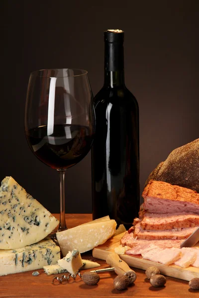 Exquisite still life of wine, cheese and meat products — Stock Photo, Image