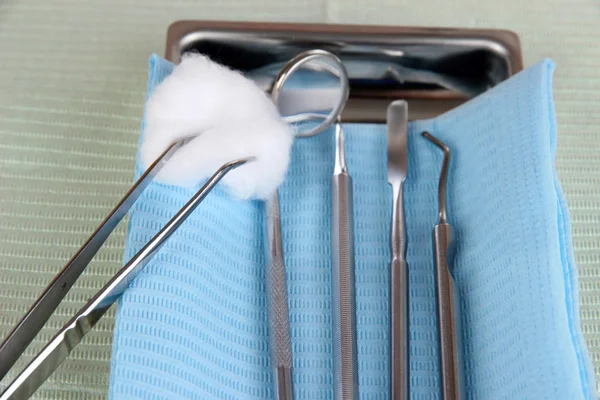 Outils de dentiste sur serviette gros plan — Photo
