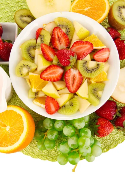 Insalata di frutta utile di frutta fresca e bacche in ciotola su tovagliolo isolato su bianco — Foto Stock