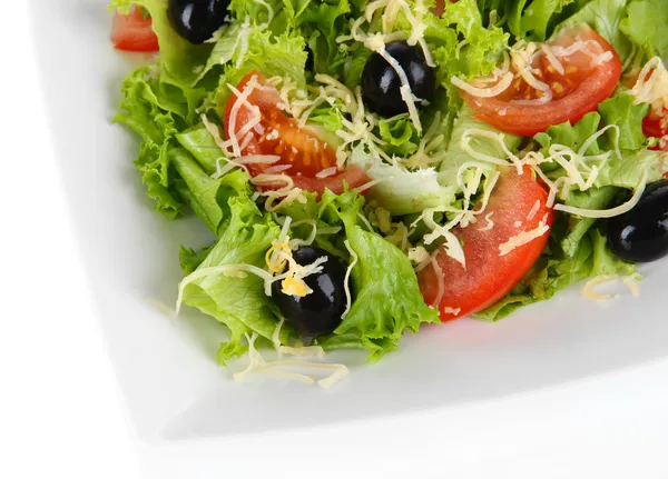 Salade légère sur assiette isolée sur fond blanc — Photo