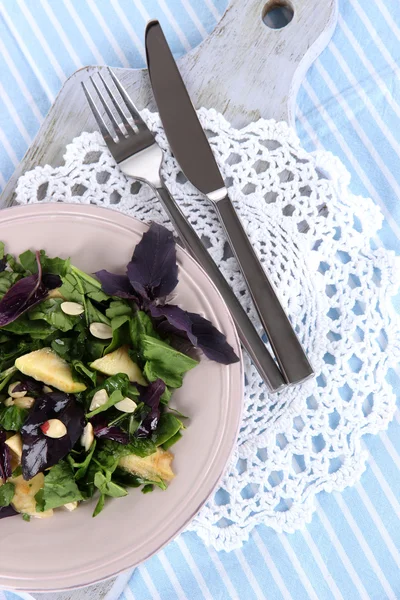 Salade légère sur assiette sur serviette — Photo