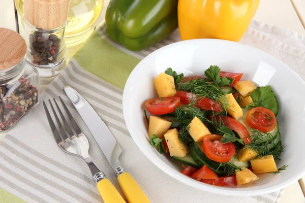 Leichter Salat im Teller auf Holztisch — Stockfoto