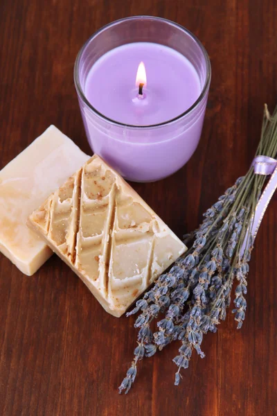 Lavendelkerze mit frischem Lavendel, Seife auf Holzgrund — Stockfoto