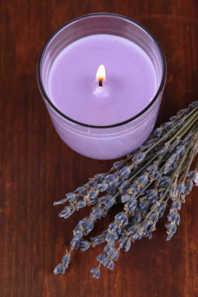 Лавандовая свеча со свежей лавандой, мыло на деревянном фоне — стоковое фото
