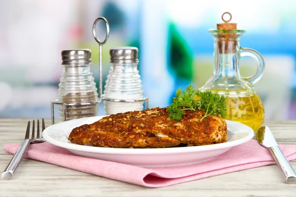 Gebraden kip filets op wit bord op lichte achtergrond — Stockfoto