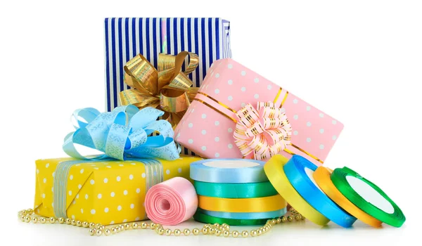 Band för inslagning gåvor med holiday gåvor isolerad på vit — Stockfoto