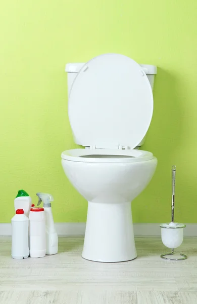 WC bianco e bottiglia più pulita in un bagno — Foto Stock