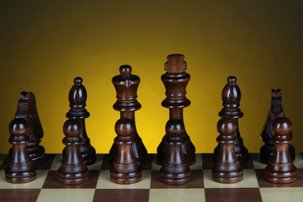 Tablero de ajedrez con piezas de ajedrez sobre fondo de color oscuro —  Fotos de Stock