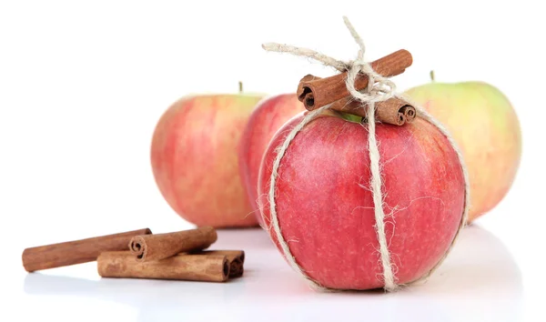 Pomme mûre avec bâtonnets de cannelle isolés sur blanc — Photo