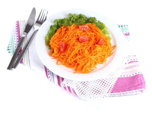 Морковный салат на тарелке на салфетке изолирован на белом — стоковое фото