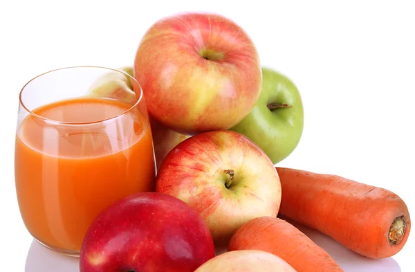 Manzanas dulces, jugos y zanahorias aisladas sobre blanco —  Fotos de Stock