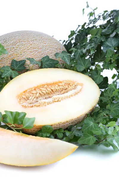 Rijpe meloenen in bladeren geïsoleerd op wit — Stockfoto