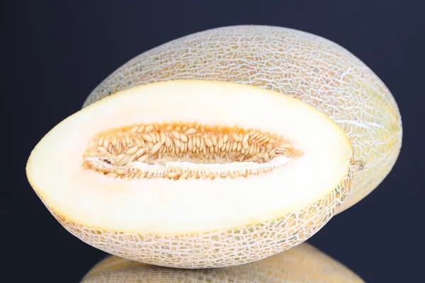 Melon matang diisolasi pada warna hitam — Stok Foto