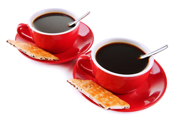 Copos vermelhos de café forte e biscoitos isolados em branco — Fotografia de Stock