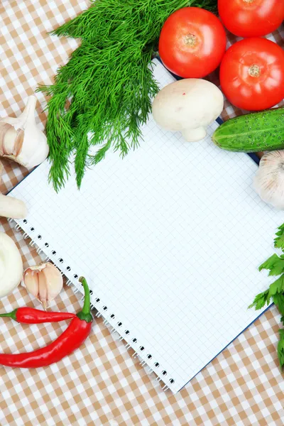 Concepto de cocina. Abarrotes con libro de cocina vacío de cerca — Foto de Stock