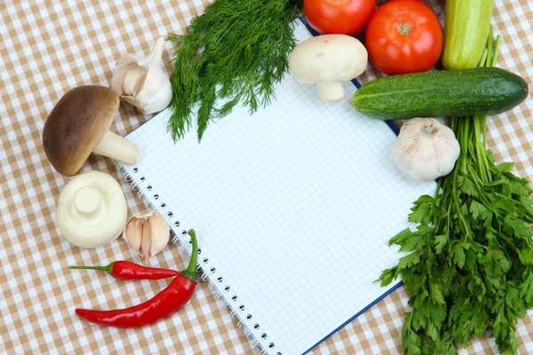 Koken concept. boodschappen met lege kookboek close-up — Stockfoto