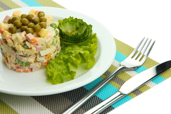 Russische traditionele salade Olivier, geïsoleerd op wit — Stockfoto