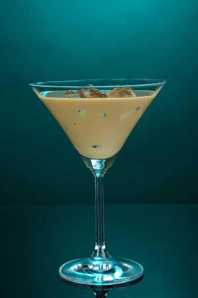 Baileys likör i glas på blå bakgrund — Stockfoto