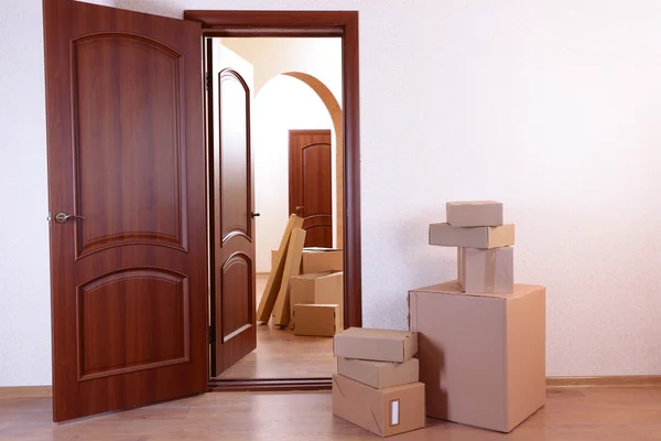 Salas vazias com pilha de caixas: conceito de casa em movimento — Fotografia de Stock