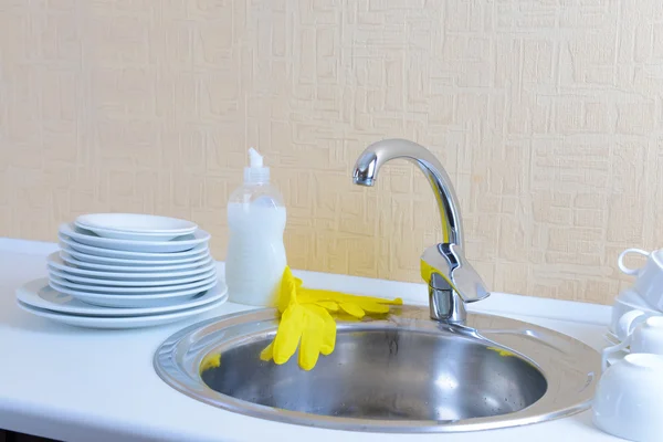 Dishes drying near metal sink — Stock Photo, Image