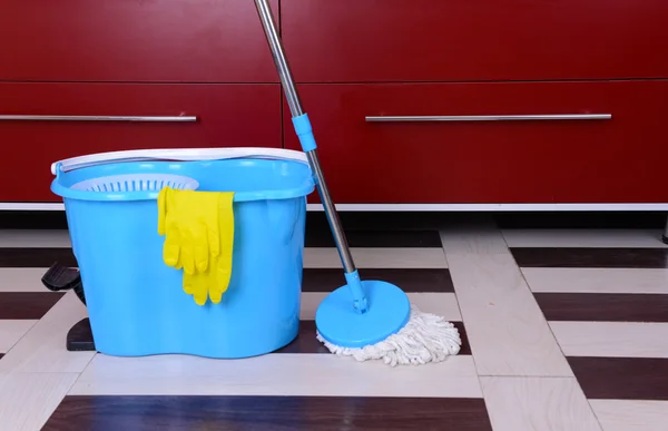 Nettoyage de maison avec vadrouille — Photo