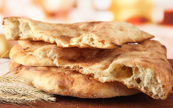 Pães Pita com picos na mesa em fundo brilhante — Fotografia de Stock