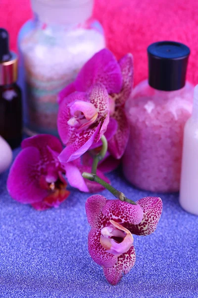 Hermoso entorno de spa con orquídea sobre fondo azul —  Fotos de Stock