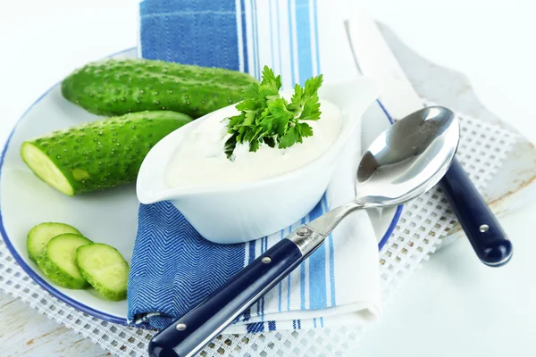 Yogur de pepino en salchicha, en servilleta de color, aislado en blanco — Foto de Stock