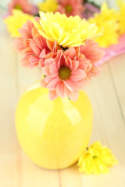 Chrysant bloemen in vaas op houten tafel close-up — Zdjęcie stockowe
