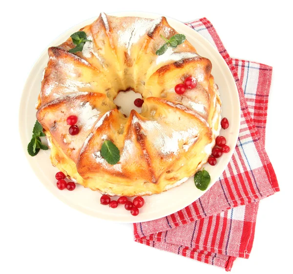 Smaczne domowe ciasto z jagodami i miętą, izolowane na białym — Zdjęcie stockowe