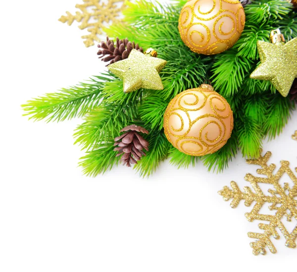 Kerstballen en decoratieve sterren op fir boom, geïsoleerd op wit — Stockfoto